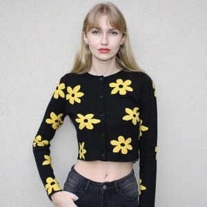 Fun flower cropped sweater! Size US small 🌼